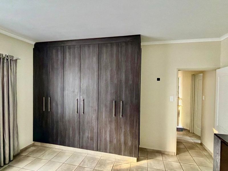 Spacious 4 Bedroom Townhouse in a Prime Area - Photo 4
