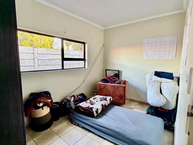 Spacious 4 Bedroom Townhouse in a Prime Area - Photo 9