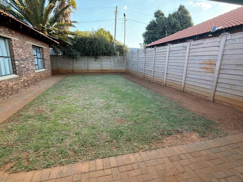 Spacious 4 Bedroom Townhouse in a Prime Area - Photo 8