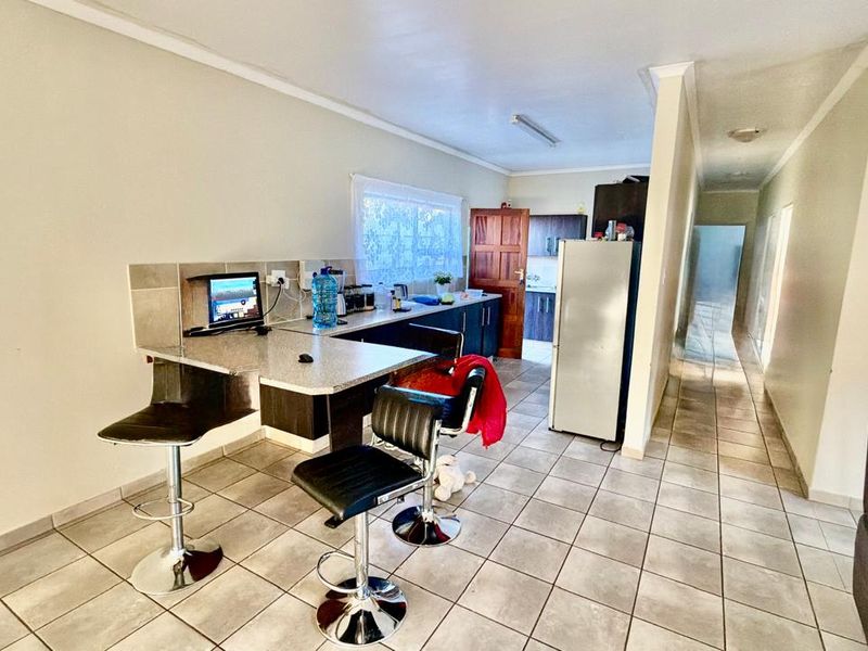 Spacious 4 Bedroom Townhouse in a Prime Area - Photo 1