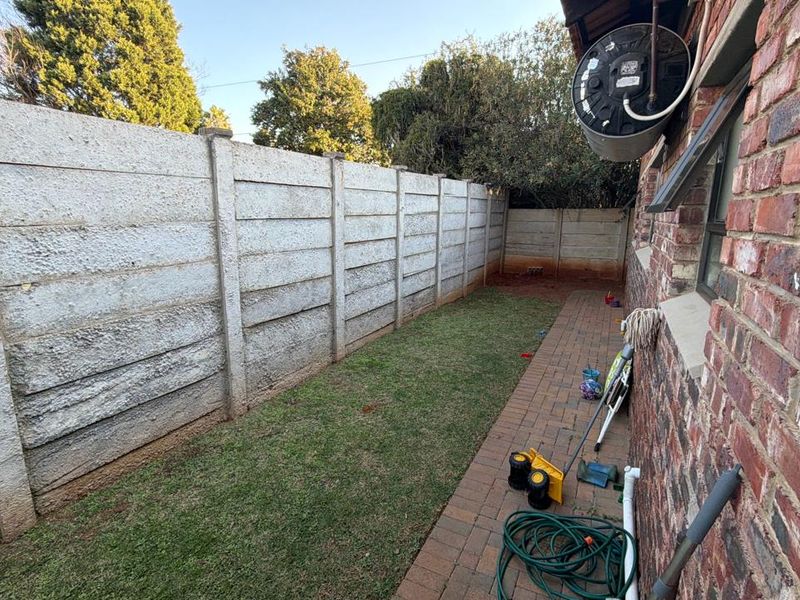 Spacious 4 Bedroom Townhouse in a Prime Area - Photo 6