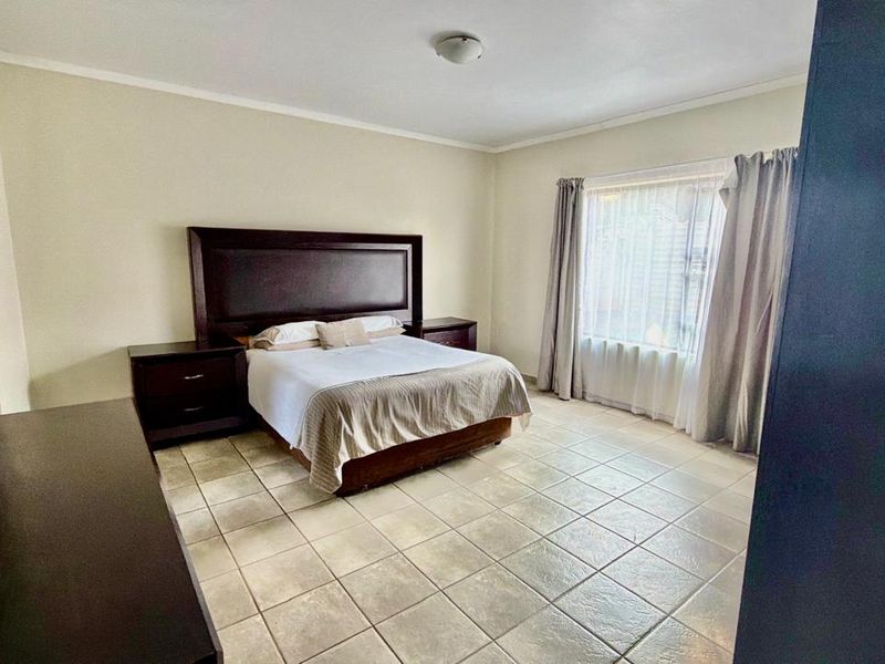 Spacious 4 Bedroom Townhouse in a Prime Area - Photo 2