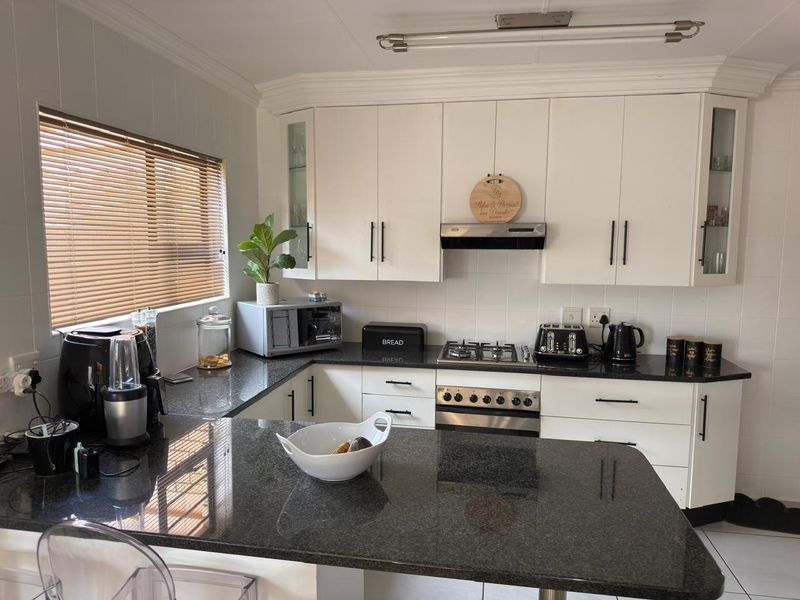 A Beautiful Cluster Home in a Secure Haven   - Photo 3