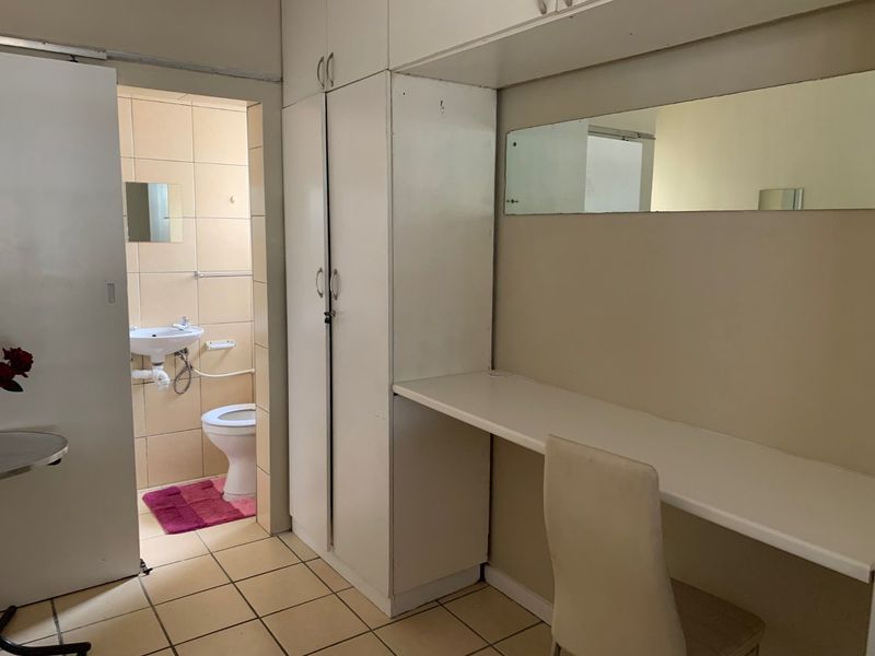 Studio Apartment in Separate Flatlet on Shared Property  - Photo 9