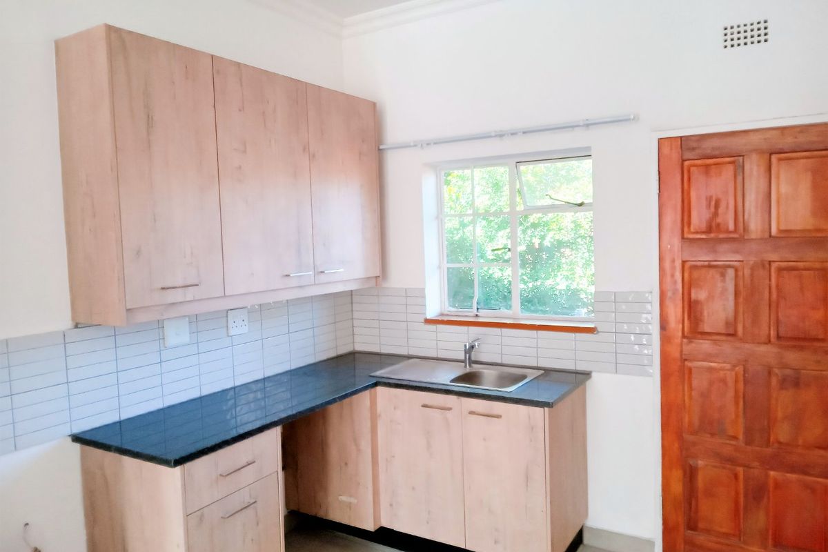 2 Bedroom 1 Bathroom Apartment Florida - Photo 3