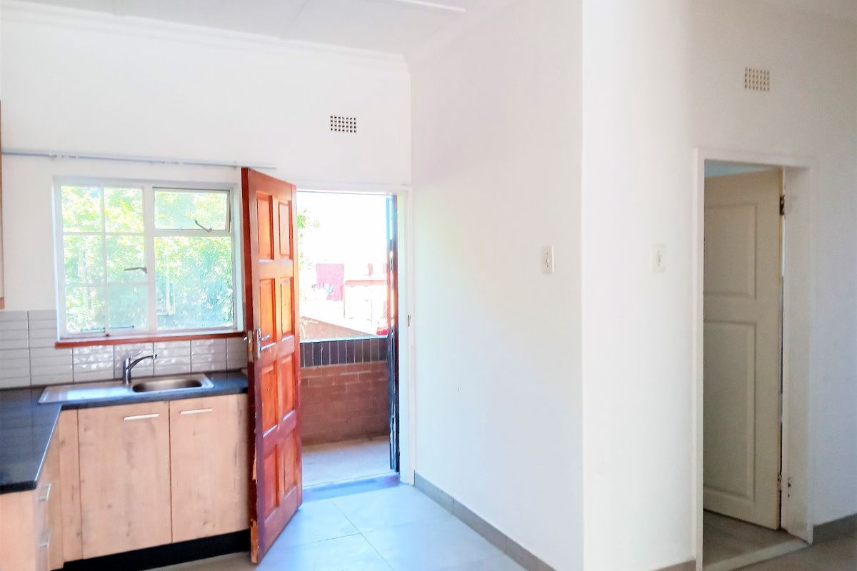 2 Bedroom 1 Bathroom Apartment Florida - Photo 2