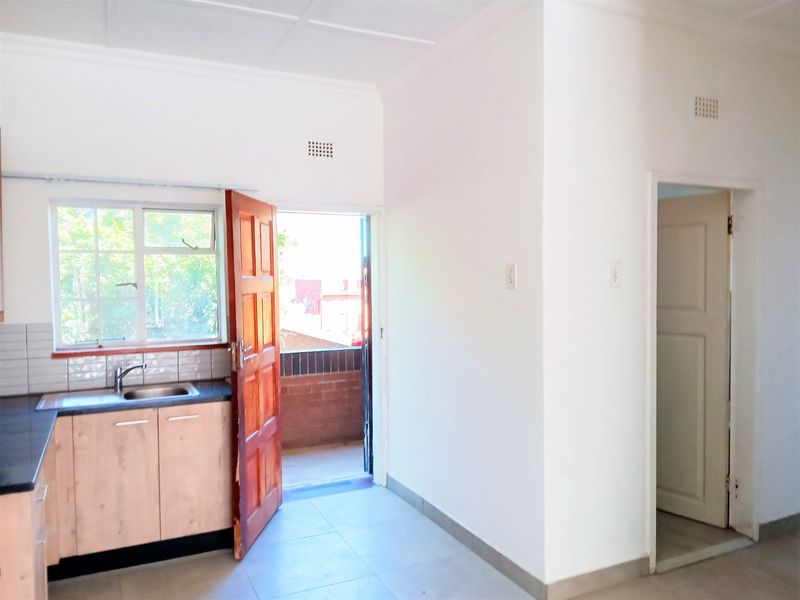 2 Bedroom 1 Bathroom Apartment Florida - Photo 2