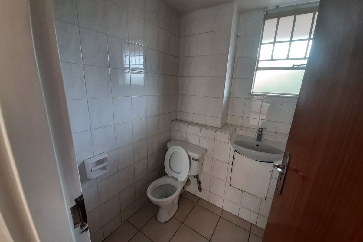 Discover Refined Living: An Exquisite Two-Bedroom Residence in Secure Hatfield - Photo 4