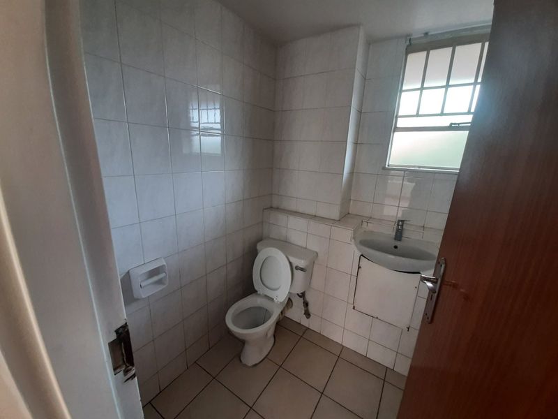 Discover Refined Living: An Exquisite Two-Bedroom Residence in Secure Hatfield - Photo 4