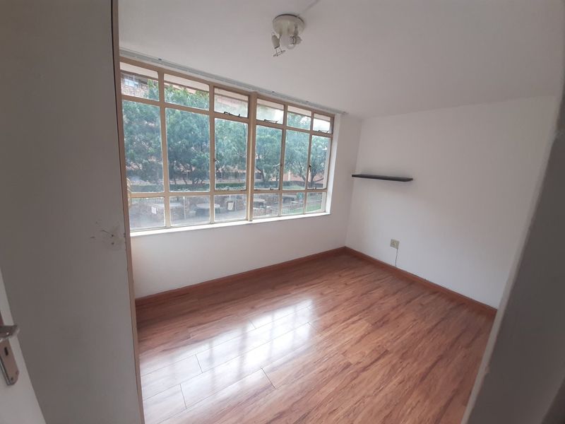 Discover Refined Living: An Exquisite Two-Bedroom Residence in Secure Hatfield - Photo 9