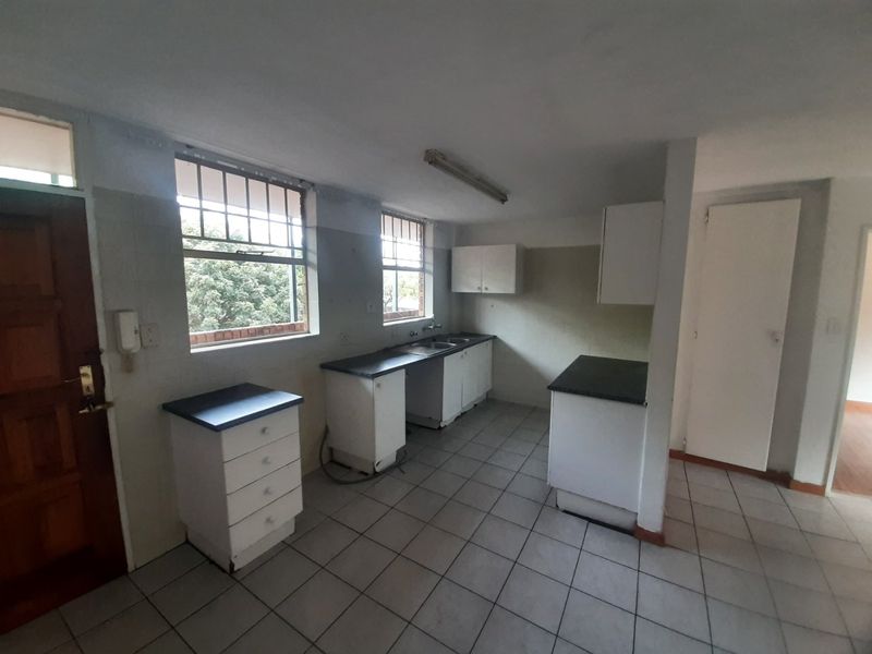 Discover Refined Living: An Exquisite Two-Bedroom Residence in Secure Hatfield - Photo 1