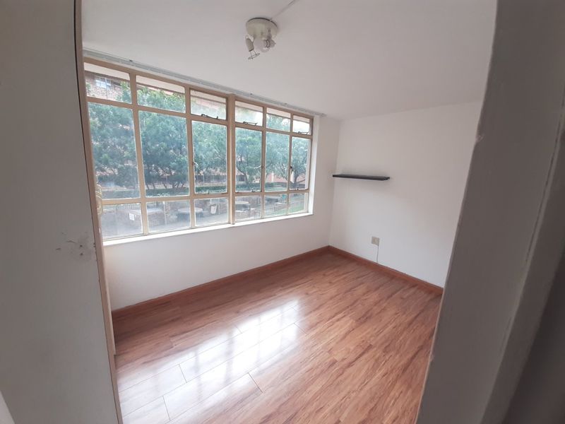 Discover Refined Living: An Exquisite Two-Bedroom Residence in Secure Hatfield - Photo 7