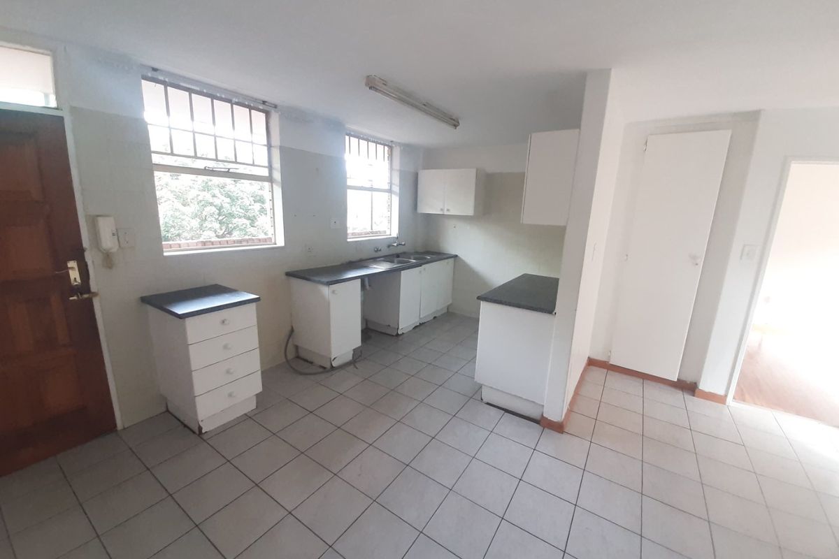 Discover Refined Living: An Exquisite Two-Bedroom Residence in Secure Hatfield - Photo 3