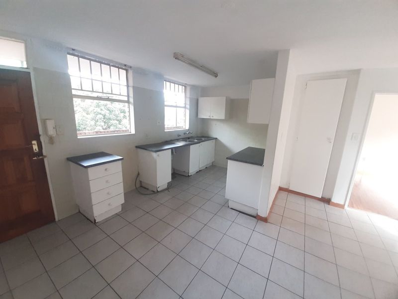 Discover Refined Living: An Exquisite Two-Bedroom Residence in Secure Hatfield - Photo 3