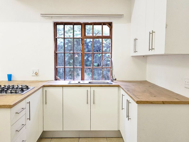 Spacious 1-Bedroom Cottage – Fibre Included!!! - Photo 4