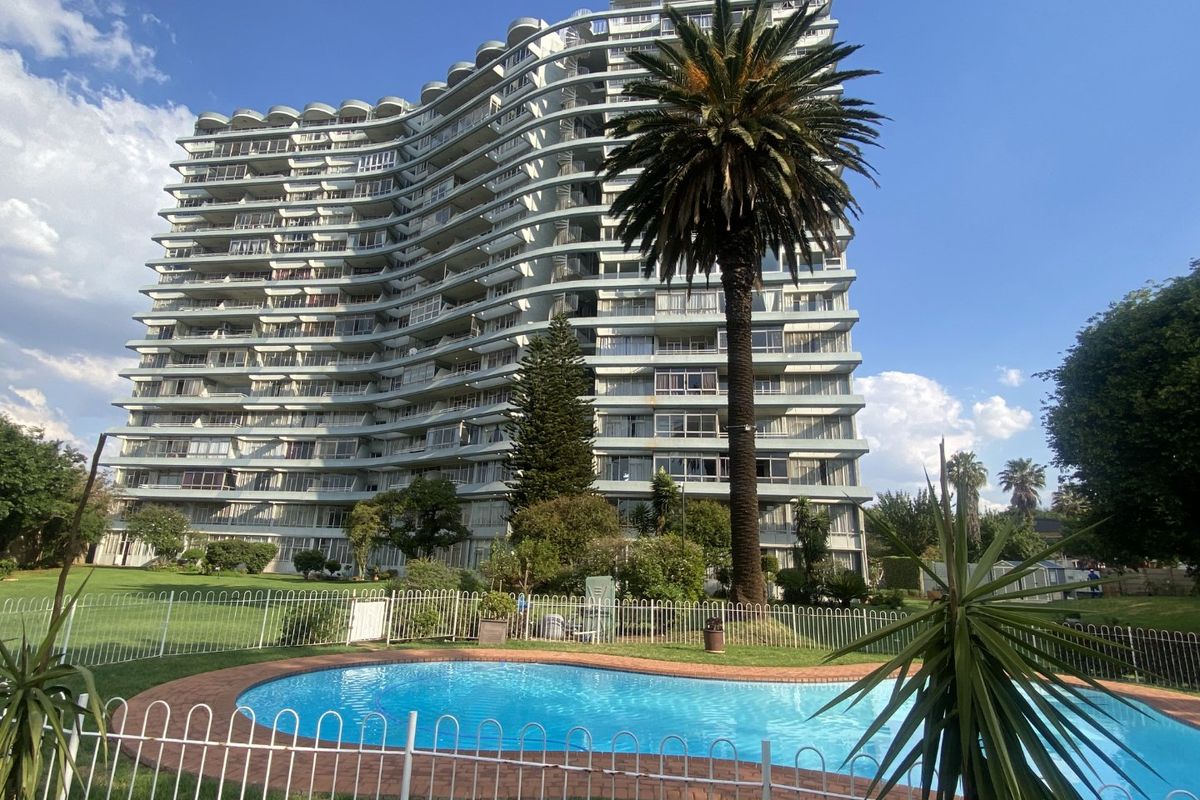 To let from 1 July 2026, spacious 3 bedroom 2 bathroom apartment in Lake Club Flats - Photo 2