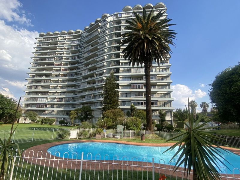 To let from 1 July 2026, spacious 3 bedroom 2 bathroom apartment in Lake Club Flats - Photo 2