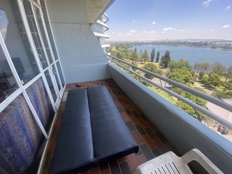 To let from 1 July 2026, spacious 3 bedroom 2 bathroom apartment in Lake Club Flats - Photo 10
