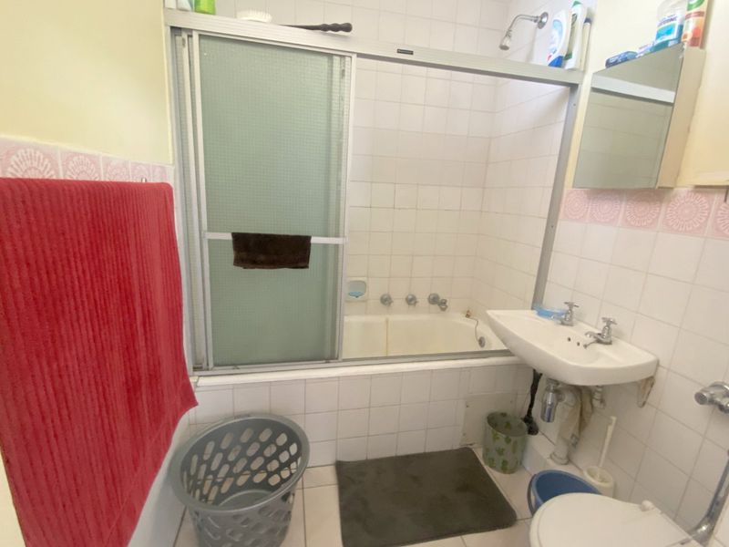 To let from 1 July 2026, spacious 3 bedroom 2 bathroom apartment in Lake Club Flats - Photo 9
