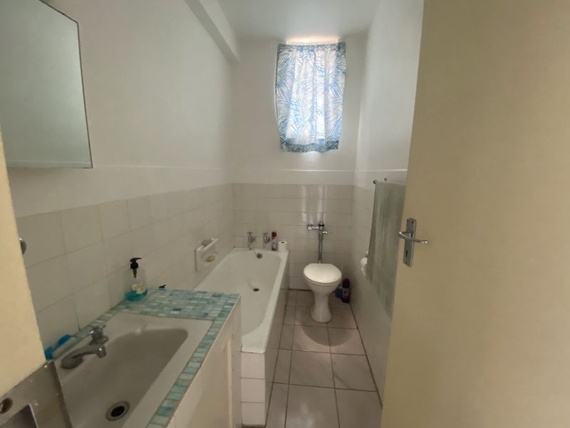 To let from 1 July 2026, spacious 3 bedroom 2 bathroom apartment in Lake Club Flats - Photo 6