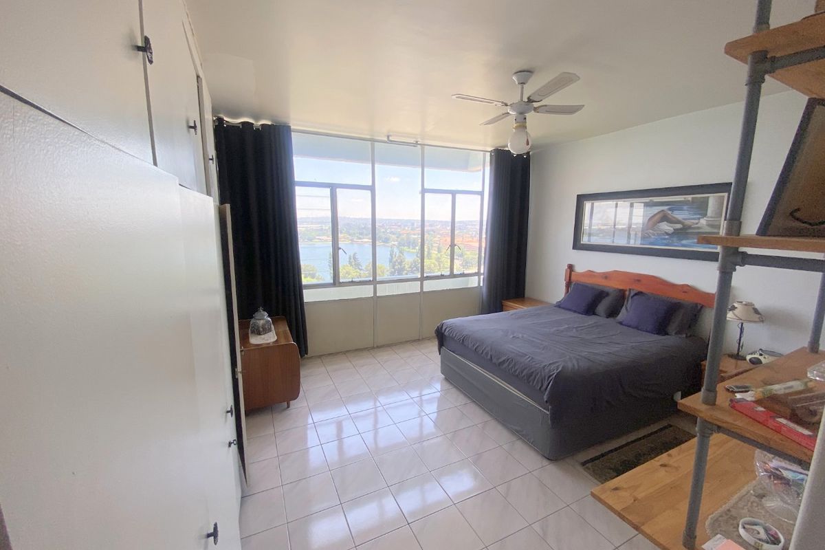 To let from 1 July 2026, spacious 3 bedroom 2 bathroom apartment in Lake Club Flats - Photo 5