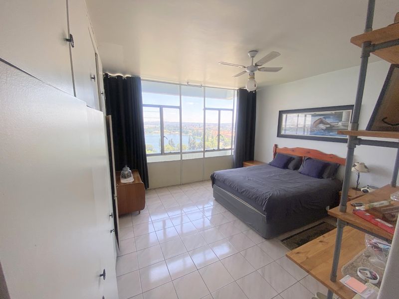 To let from 1 July 2026, spacious 3 bedroom 2 bathroom apartment in Lake Club Flats - Photo 5