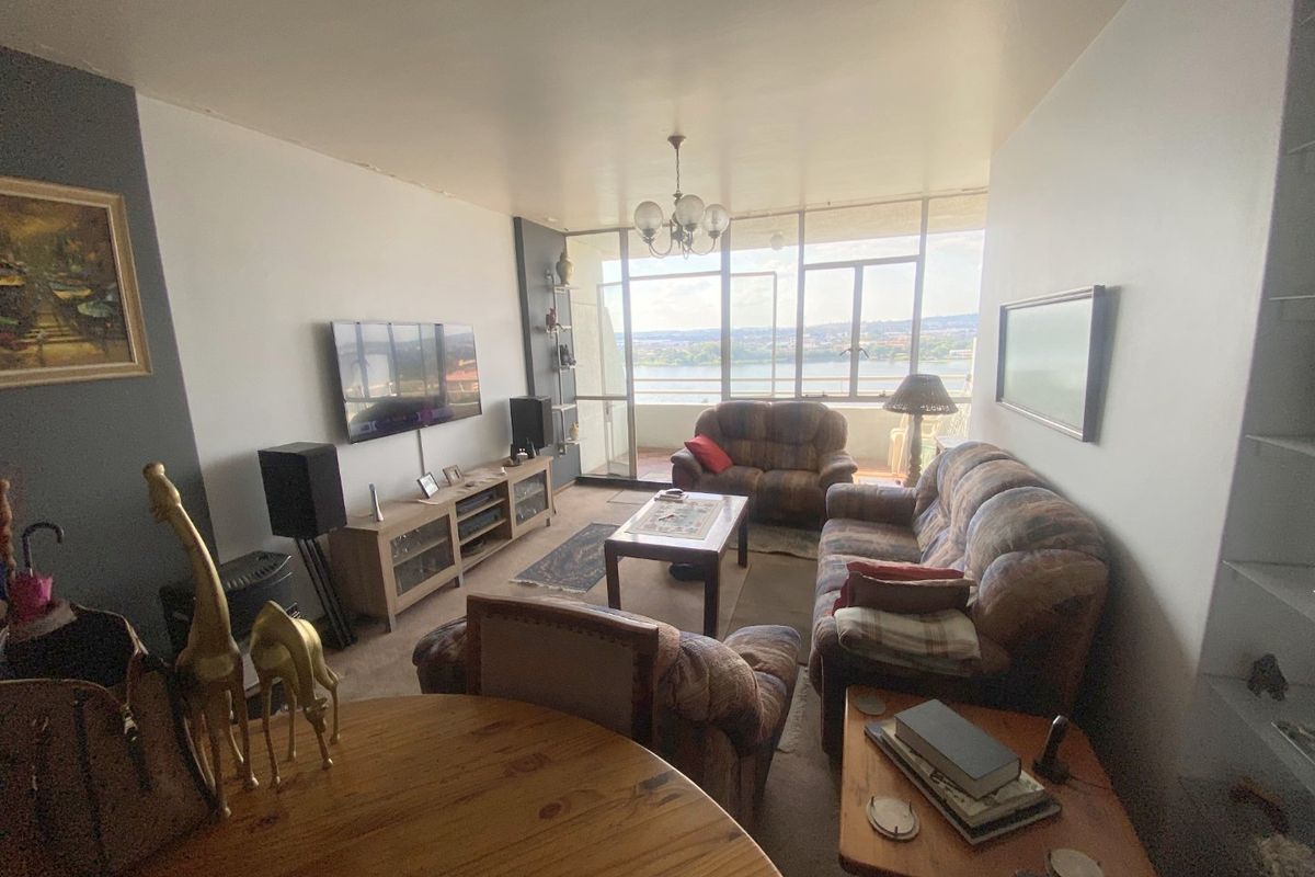 To let from 1 July 2026, spacious 3 bedroom 2 bathroom apartment in Lake Club Flats - Photo 3