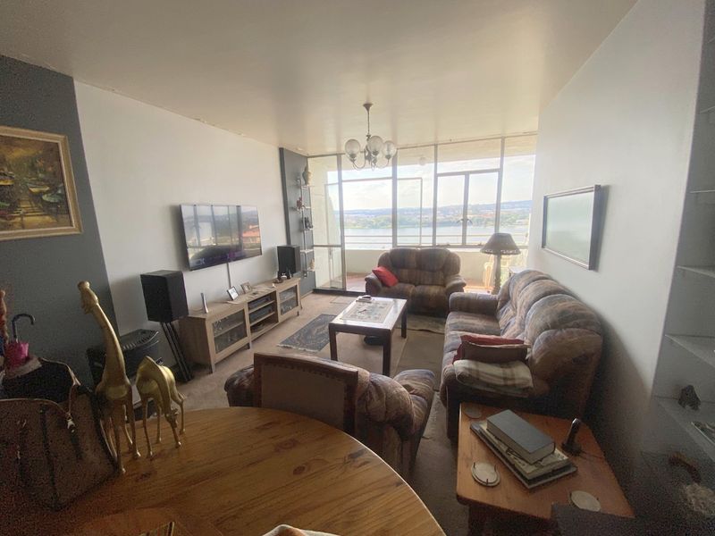 To let from 1 July 2026, spacious 3 bedroom 2 bathroom apartment in Lake Club Flats - Photo 3