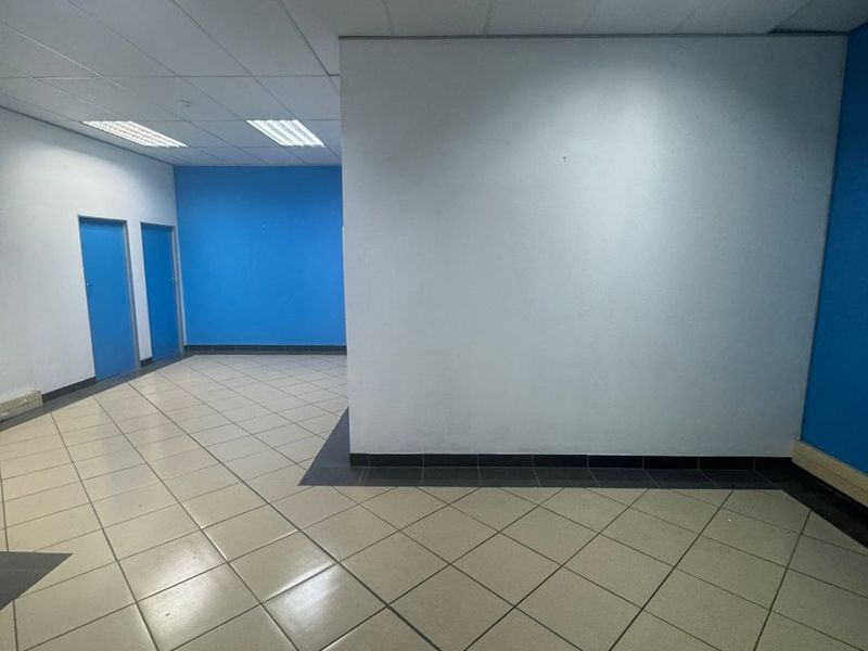 OFFICE SPACE AVAILABLE IN LIFESTYLE CENTRE - Photo 4