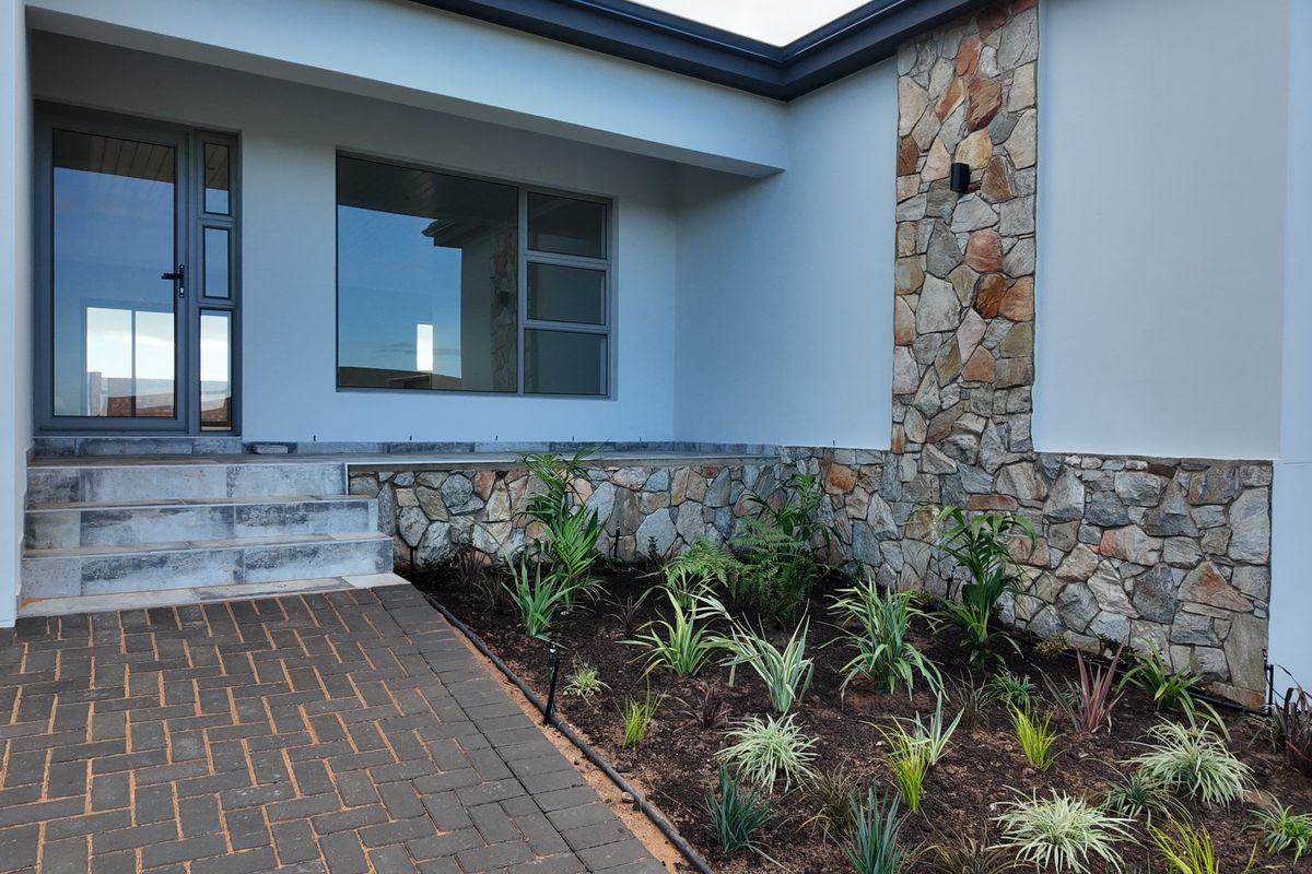 Brand New Home in Plattebosch Kloof Estate - Photo 2