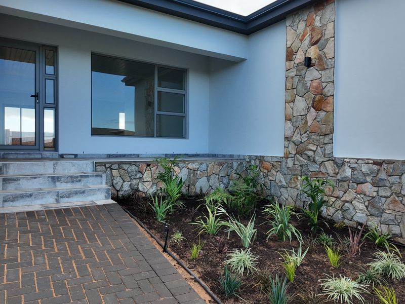 Brand New Home in Plattebosch Kloof Estate - Photo 2