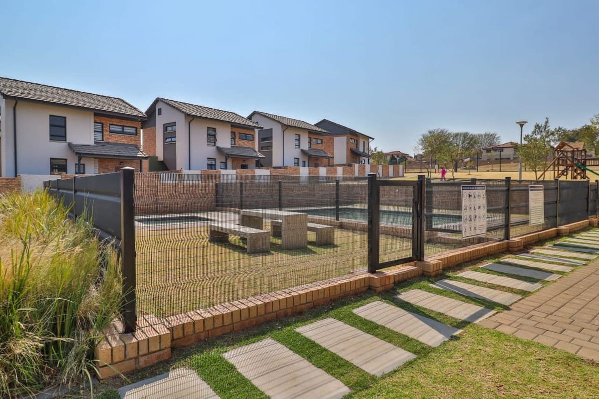 Modern 3 bed 2.5 bath duplex house for sale in Amberfield - Photo 2