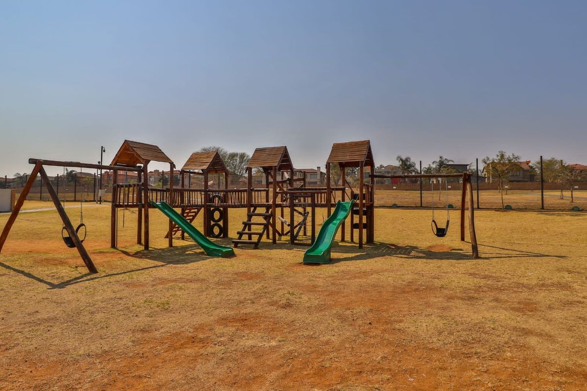 Modern 3 bed 2.5 bath duplex house for sale in Amberfield - Photo 3