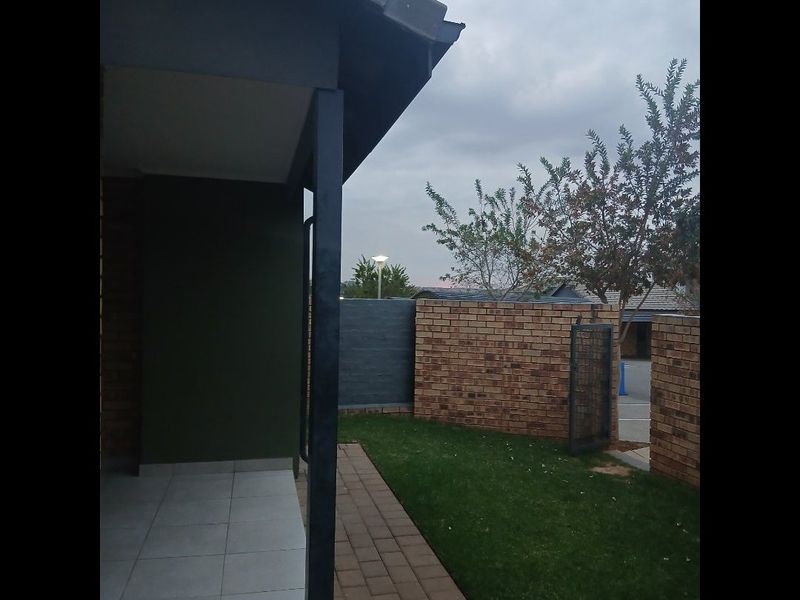 Modern 3 bed 2.5 bath duplex house for sale in Amberfield - Photo 7