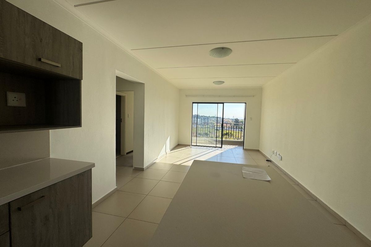 Modern Top-Floor Apartment with Stunning Views in the Heart of Midrand - Photo 4
