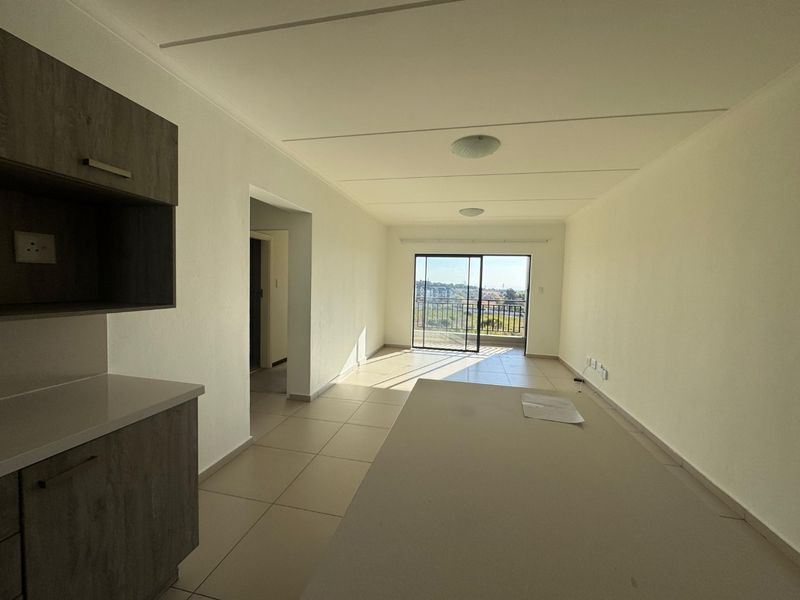 Modern Top-Floor Apartment with Stunning Views in the Heart of Midrand - Photo 4