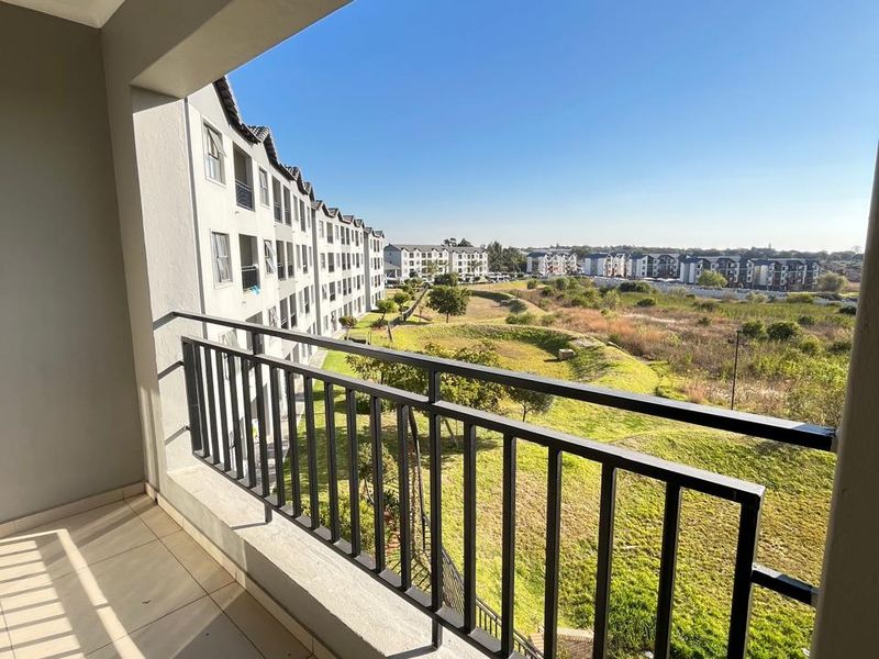 Modern Top-Floor Apartment with Stunning Views in the Heart of Midrand - Photo 1