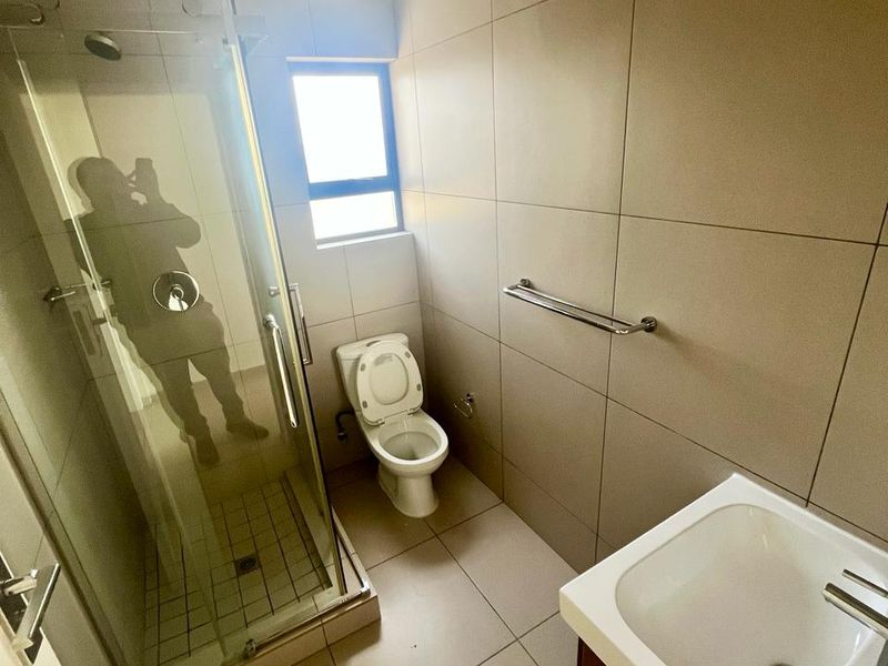 Modern Top-Floor Apartment with Stunning Views in the Heart of Midrand - Photo 10