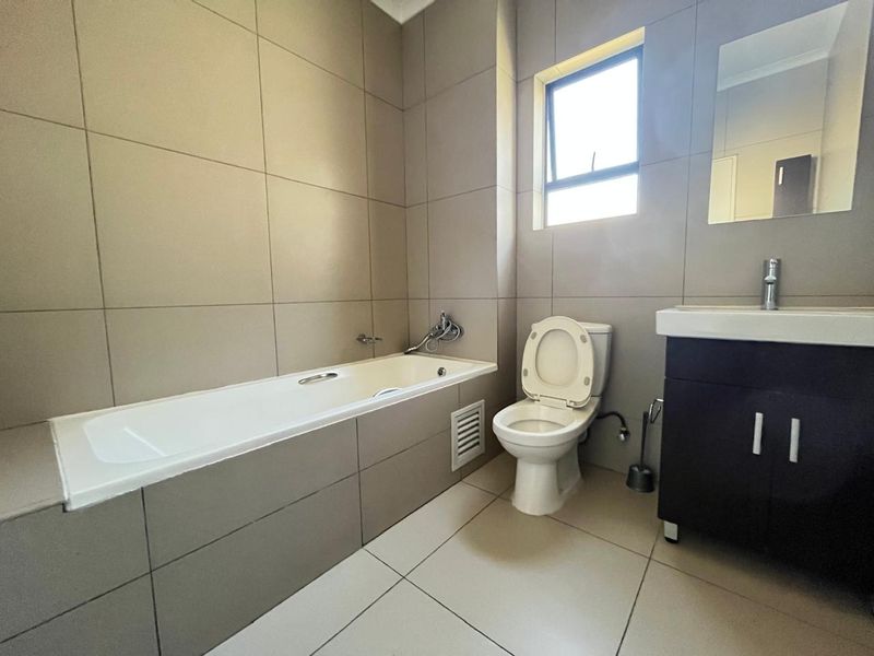 Modern Top-Floor Apartment with Stunning Views in the Heart of Midrand - Photo 9