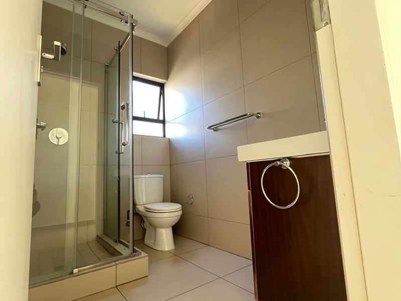 Modern Top-Floor Apartment with Stunning Views in the Heart of Midrand - Photo 8