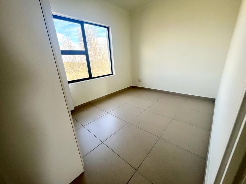 Modern Top-Floor Apartment with Stunning Views in the Heart of Midrand - Photo 7