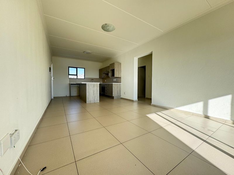 Modern Top-Floor Apartment with Stunning Views in the Heart of Midrand - Photo 6