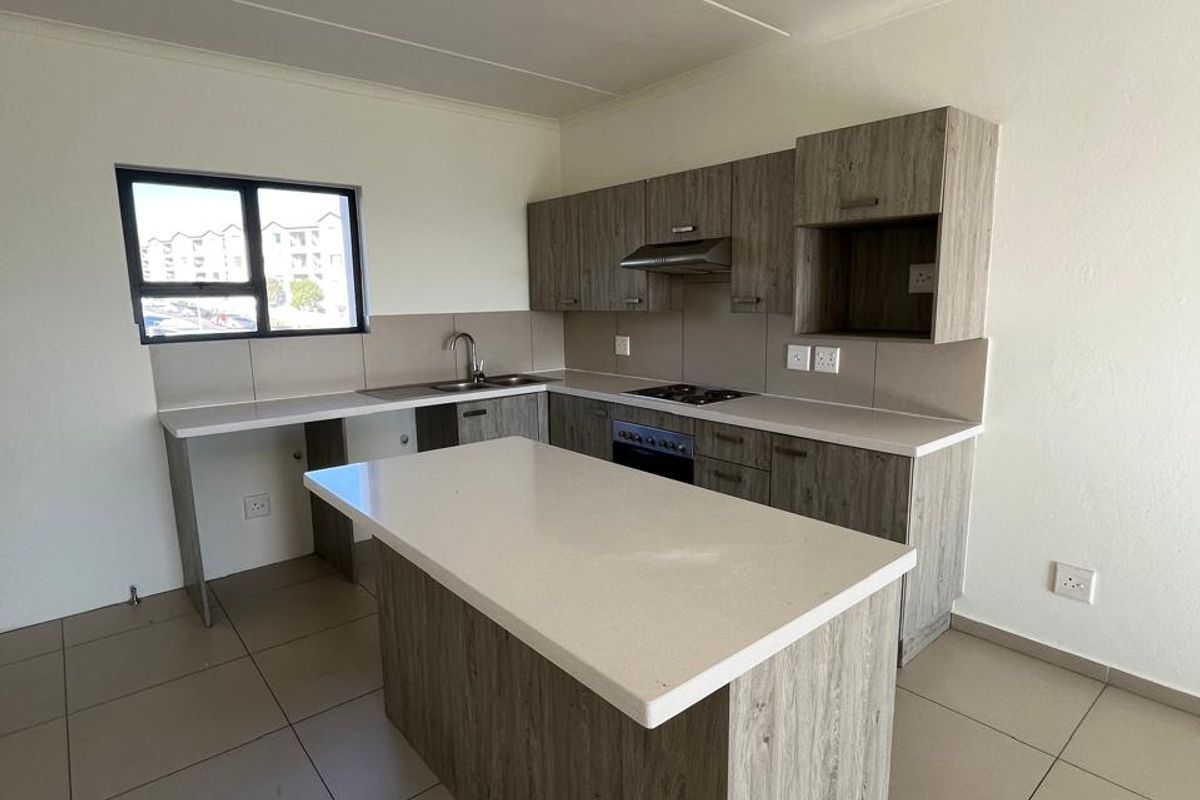 Modern Top-Floor Apartment with Stunning Views in the Heart of Midrand - Photo 5