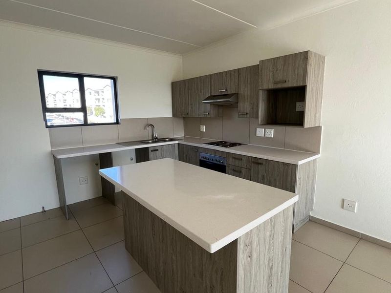 Modern Top-Floor Apartment with Stunning Views in the Heart of Midrand - Photo 5