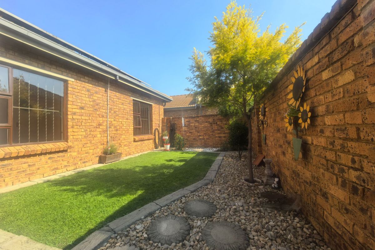 Charming Low-Maintenance Family Home in Sought-After Bartlett Estate - Photo 4