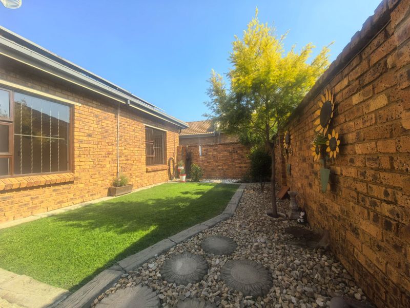 Charming Low-Maintenance Family Home in Sought-After Bartlett Estate - Photo 4