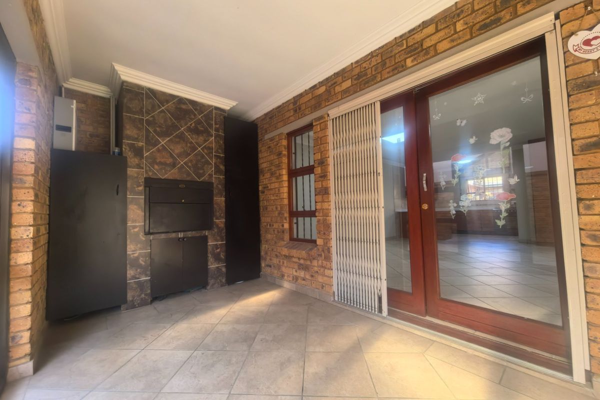 Charming Low-Maintenance Family Home in Sought-After Bartlett Estate - Photo 5