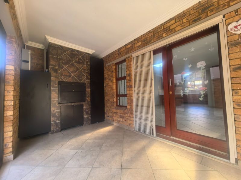 Charming Low-Maintenance Family Home in Sought-After Bartlett Estate - Photo 5