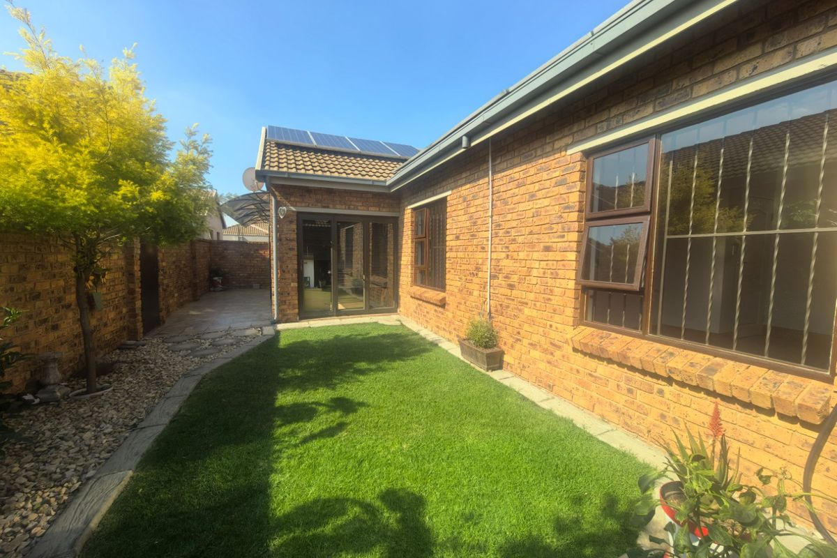 Charming Low-Maintenance Family Home in Sought-After Bartlett Estate - Photo 3