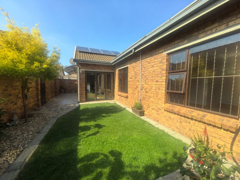 Charming Low-Maintenance Family Home in Sought-After Bartlett Estate - Photo 3